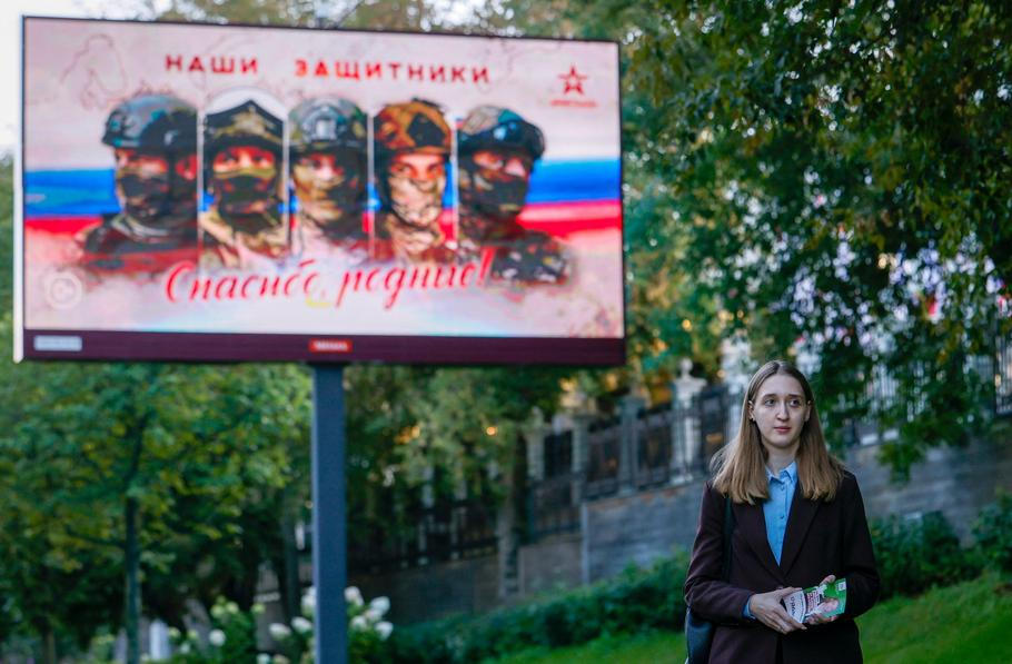 Opposition candidate Lermant hands out flyers in Moscow ahead of Russia's parliamentary election