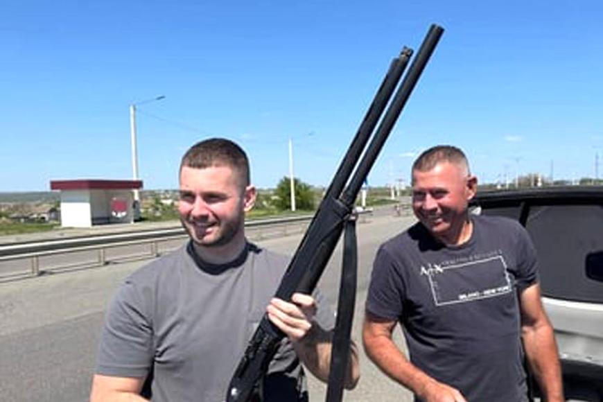 Před rokem zemřel Farmář Rambo. Jeho syn Viktor dál obdělává pole s puškou v ruce