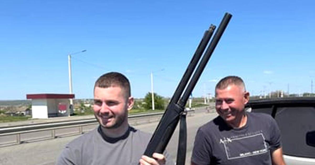 Před rokem zemřel Farmář Rambo. Jeho syn Viktor dál obdělává pole s puškou v ruce
