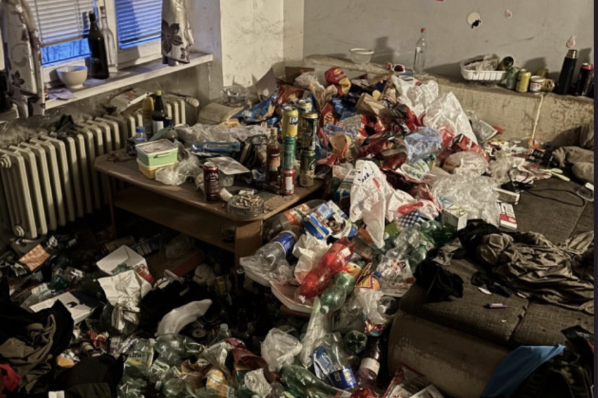 Bude vám z toho nevolno. Muž se vydával za „Kikinu“, fotky ukazují šílený život ve smetí