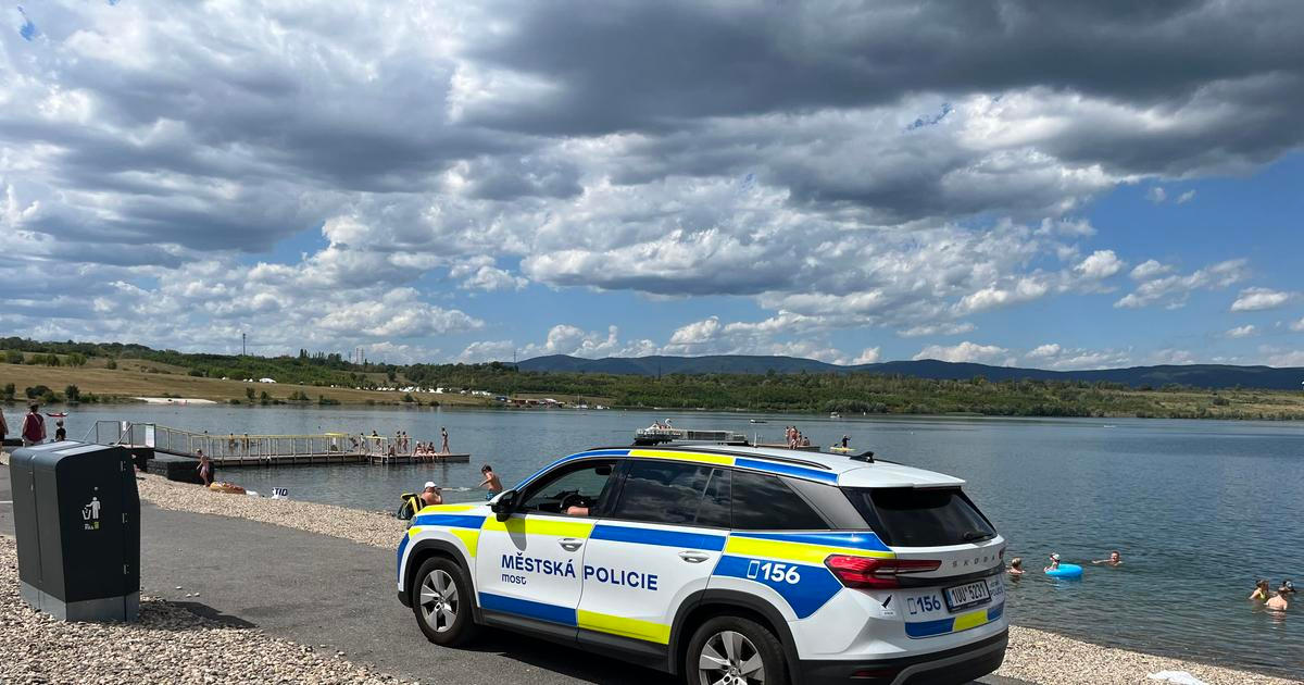 Na jezeře Most našli tělo. Policie zjišťuje, zda patří mladíkovi pohřešovanému po bouřce