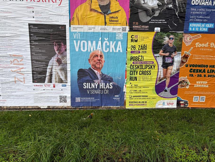 Předvolební plakát Víta Vomáčky poblíž nádraží v České Lípě.