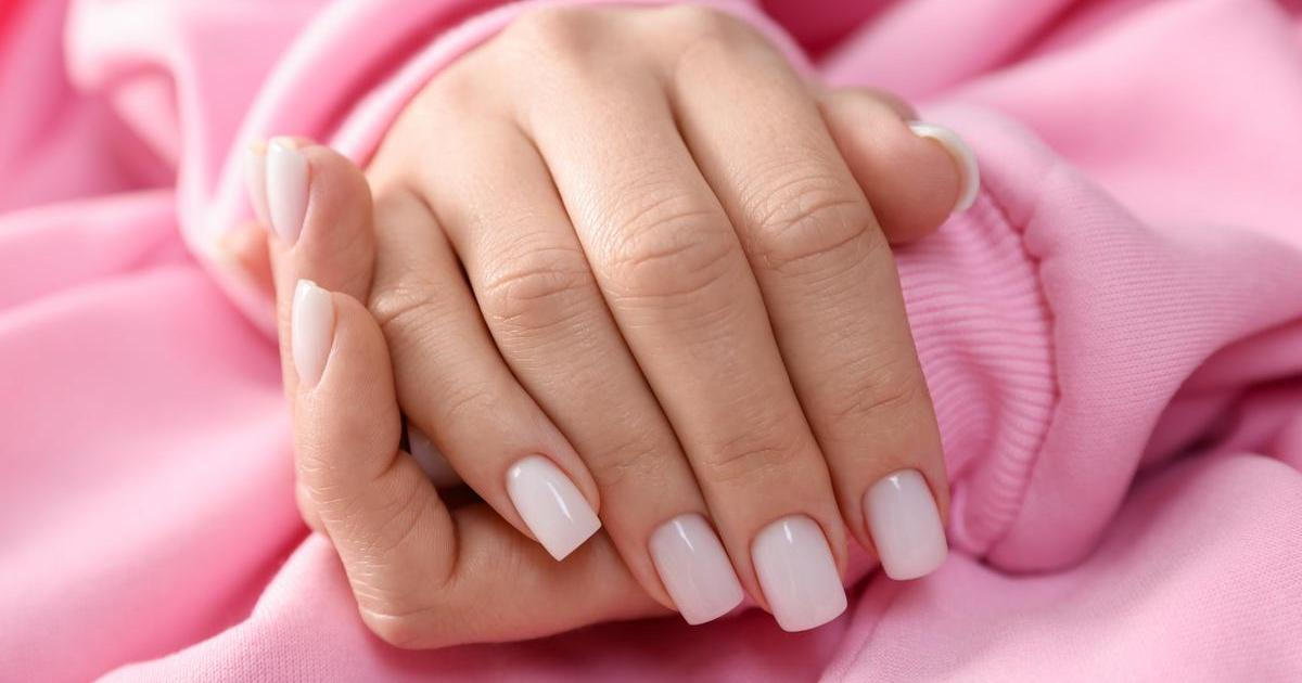 Pokožka na rukou stárne dříve než na obličeji, podle dermatologů však tento proces účinně zmírní červené světlo a sluneční ochrana.
