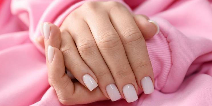 Pokožka na rukou stárne dříve než na obličeji, podle dermatologů však tento proces účinně zmírní červené světlo a sluneční ochrana.