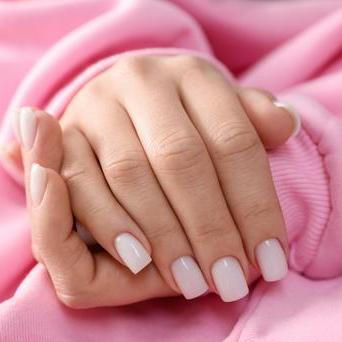 Pokožka na rukou stárne dříve než na obličeji, podle dermatologů však tento proces účinně zmírní červené světlo a sluneční ochrana.
