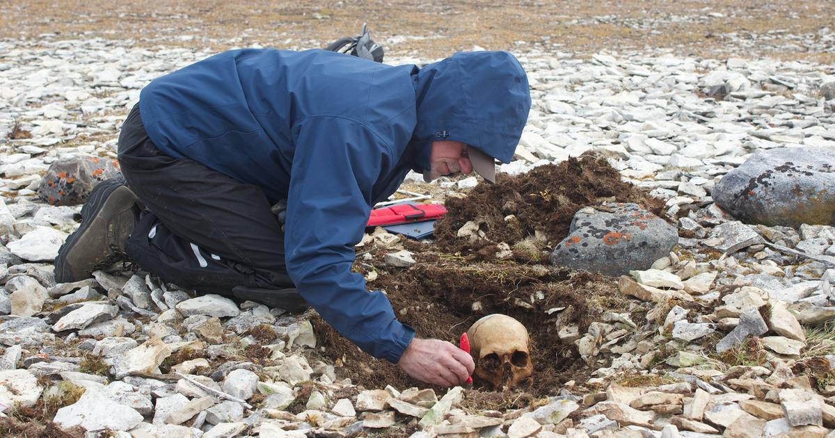 Kostra v cizím kabátu a tajemné zápisky. DNA po 166 letech vyřešila arktickou záhadu