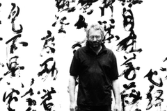 Japanolog a výtvarník Petr Geisler v dokumentu Dvě deci tuše (2026).