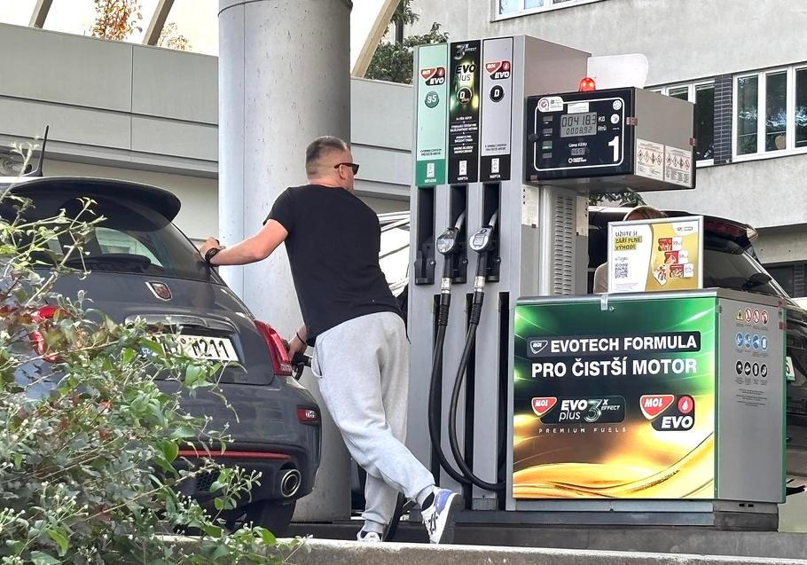 Cena nafty 51,70 Kč u čerpací stanice MOL,  v Praze 7 U Elektrárny, dne 18. 9. 2026 v 10:28 hod.
