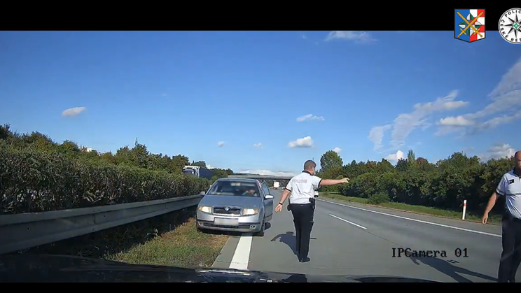 „Senior uvedl, že jel z Olomouce do Velké Bystřice, ale nějak se při jízdě zamotal a najel na dálnici D35 do protisměru na 281,5. km u nájezdu u Přáslavic,“ popsal mluvčí.