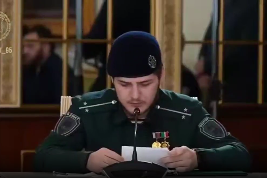 Sotva přečte text z papíru, přesto velí elitní jednotce. Kadyrovův syn čelí posměchu