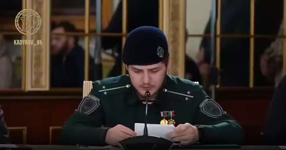 Sotva přečte text z papíru, přesto velí elitní jednotce. Kadyrovův syn čelí posměchu