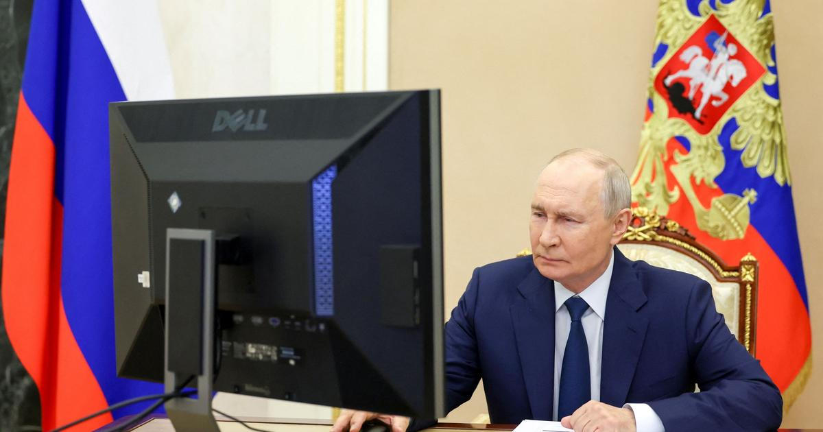 Zamyšlený pohled, zamračená tvář a mžourání očima. Putin volil netradičním způsobem
