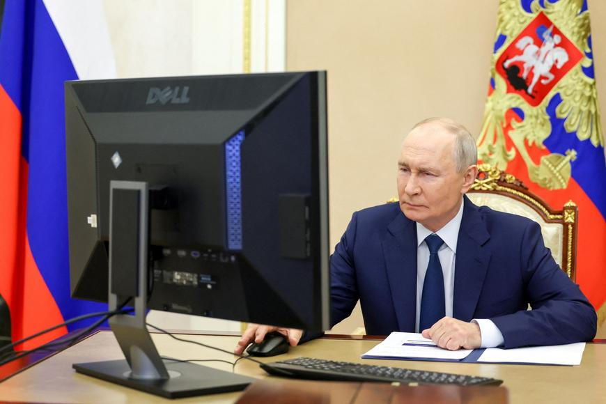 Zamyšlený pohled, zamračená tvář a mžourání očima. Putin volil netradičním způsobem