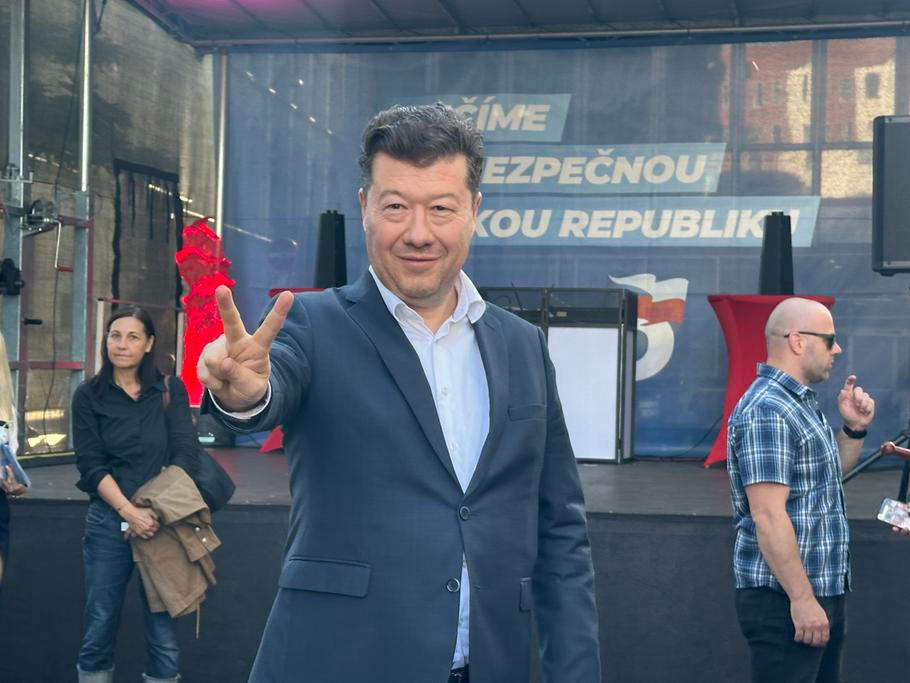 Rozčilený Tomio Okamura, který  v opozici emotivně útočil na oponenty, je prozatím minulostí. V Brně nešetřil úsměvy a vstřícností.