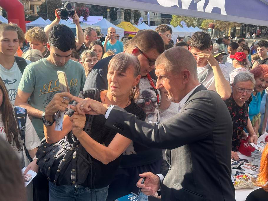 Po skončení mítinku ANO si řada přítomných chtěla udělat s Andrejem Babišem společnou fotku, nebo alespoň získat jeho podpis.