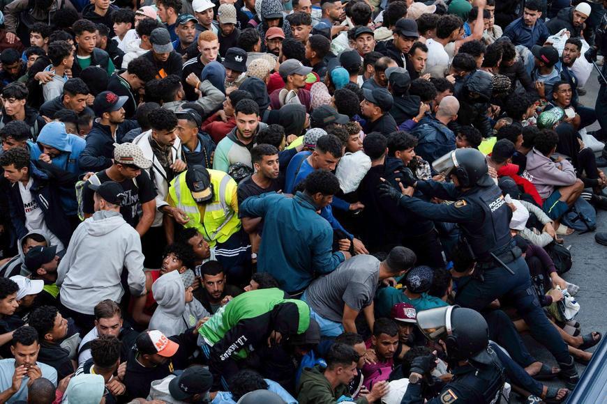 Záběry z Ceuty posilují krajní pravici. Počty migrantů přitom v Evropě výrazně klesají