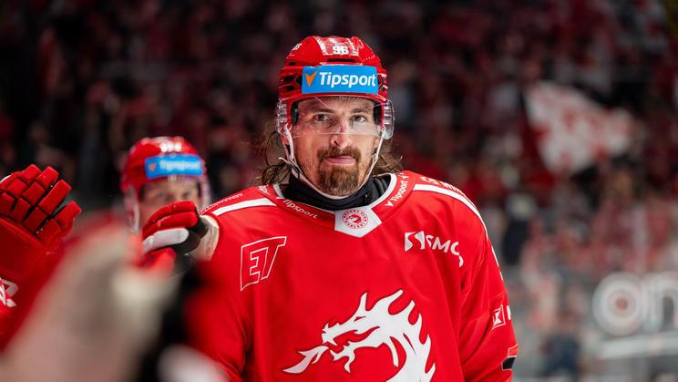 Daniel Voženílek slaví gól v zápase Třince proti Kometě.