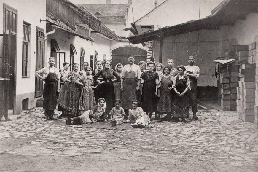 Šest tisíc tvarůžků denně vlastníma rukama. Nejlepší jsou těsně před datem spotřeby