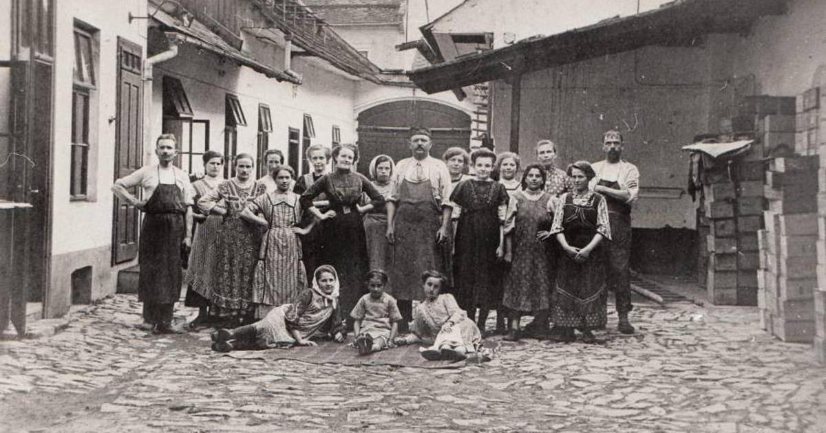 Šest tisíc kusů v rukou jediné ženy. Fotografie ukazují drsnou výrobu delikatesy, kterou Češi milují a nenávidí zároveň