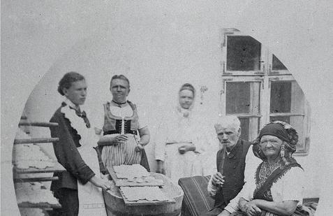 Asi nejstarší známá fotografie tvarůžkářské dílny vznikla před rokem 1886.
