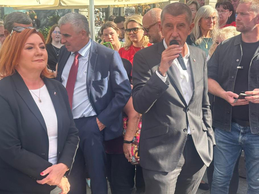 Premiér Andrej Babiš vysvětluje voličům na předvolebním mítinku v Brně, proč zatím neplní některé sliby jeho hnutí ANO.