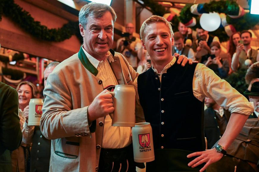 Letošní Oktoberfest byl zahájen. Primátor první sud narazil na rekordní dva údery
