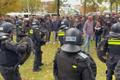 Nizozemská pořádková policie dnes v Haagu rozehnala protest několika stovek krajně pravicových demonstrantů poté, co na místě vypuklo násilí. 