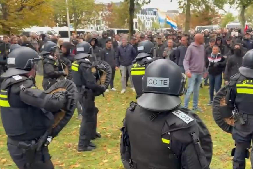Hajlovali a prali se. Policie v Haagu musela rozehnat násilný protest krajní pravice