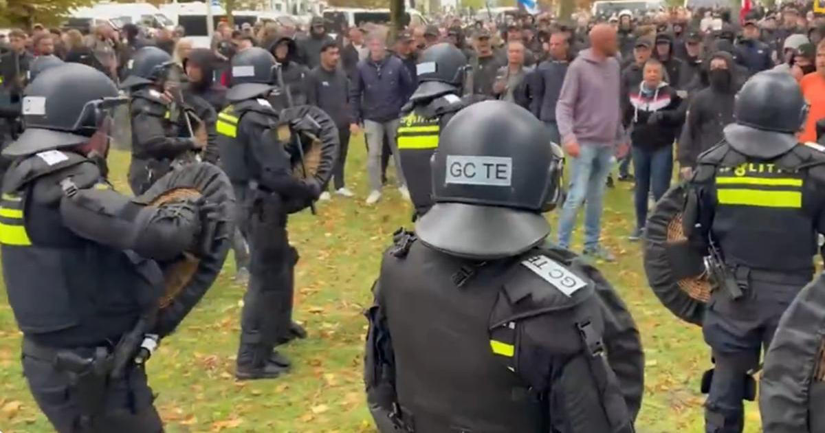 Hajlovali a prali se. Policie v Haagu musela rozehnat násilný protest krajní pravice
