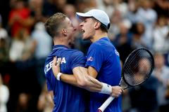 Jiří Lehečka a Jakub Menšík slaví postup na finálový turnaj Davis Cupu 2026.