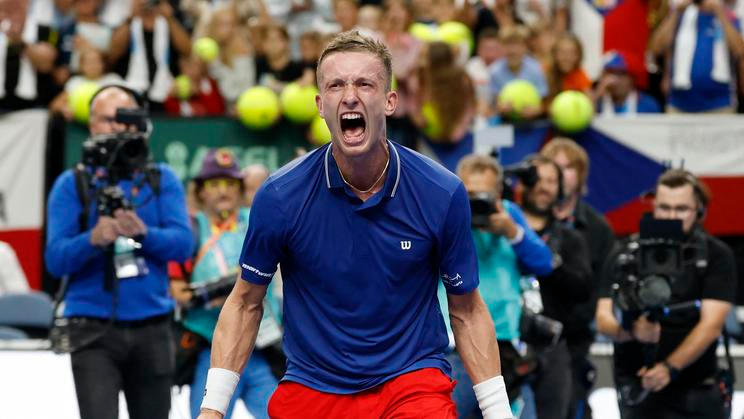 Jiří Lehečka slaví postup na finálový turnaj Davis Cupu 2026.