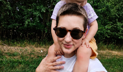 Adéla je aktivní maminka tří malých dětí, jejíž život se zčistajasna změnil během dovolené. Místo běžných rodinných radostí čelila náročné léčbě zahrnující chemoterapii, monoklonální protilátky a imunoterapii. Léčbu úspěšně zvládla i díky podpoře rodiny, praktickému přístupu a humoru.