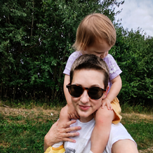 Adéla je aktivní maminka tří malých dětí, jejíž život se zčistajasna změnil během dovolené. Místo běžných rodinných radostí čelila náročné léčbě zahrnující chemoterapii, monoklonální protilátky a imunoterapii. Léčbu úspěšně zvládla i díky podpoře rodiny, praktickému přístupu a humoru.