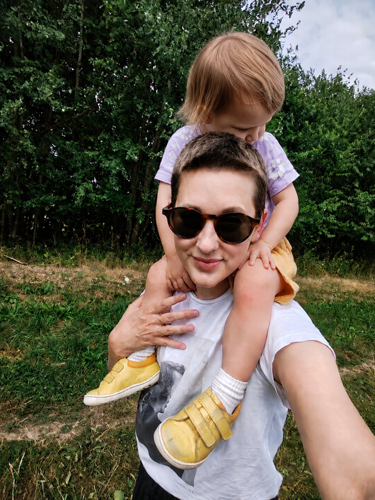 Adéla je aktivní maminka tří malých dětí, jejíž život se zčistajasna změnil během dovolené. Místo běžných rodinných radostí čelila náročné léčbě zahrnující chemoterapii, monoklonální protilátky a imunoterapii. Léčbu úspěšně zvládla i díky podpoře rodiny, praktickému přístupu a humoru.