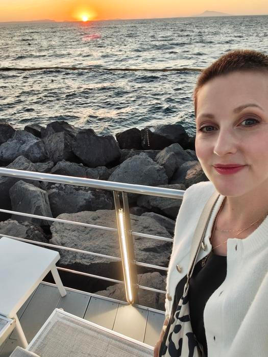 Adéla je aktivní maminka tří malých dětí, jejíž život se zčistajasna změnil během dovolené. Místo běžných rodinných radostí čelila náročné léčbě zahrnující chemoterapii, monoklonální protilátky a imunoterapii. Léčbu úspěšně zvládla i díky podpoře rodiny, praktickému přístupu a humoru.