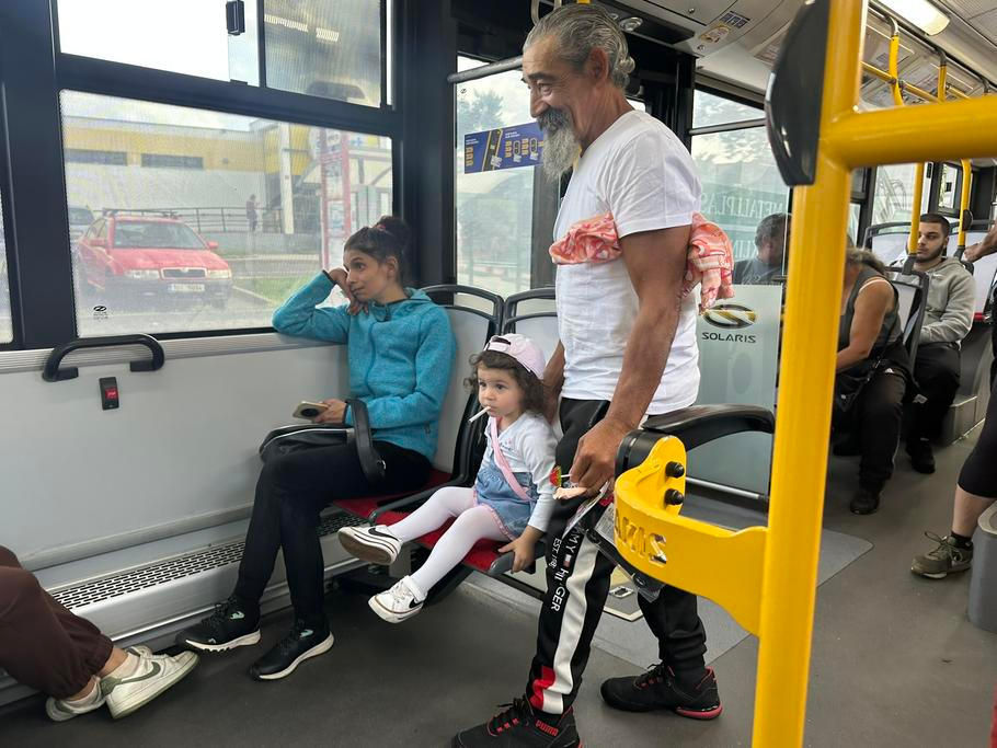 Jízda trolejbusem číslo 70 na sídliště Mojžíř není rozhodně nudná. Cestující zažije různorodé situace. Cigareta v ústech dívenky je skutečná, ale prosím, nekouřila ji.