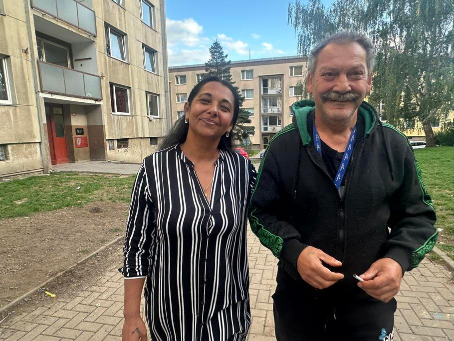 Paní Irena patří k lidem, kteří mají o sídlišti největší přehled. Kromě jiného se snaží týden co týden uklízet a často se zajímá také o své spolubydlící. Tady se snaží dostat na ven z bytu, na procházku, seniora, kterému nedávno zemřela manželka.