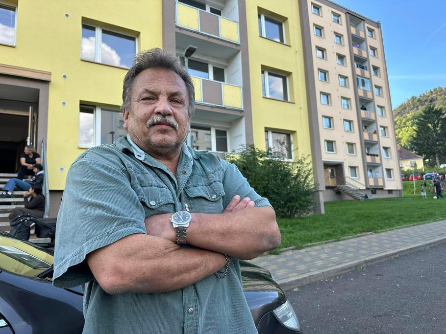 Správce několika panelových domů na sídlišti Mojžíř, který se snaží dělat všechno pro to, aby v „jeho“ panelácích byl pořádek a klid.