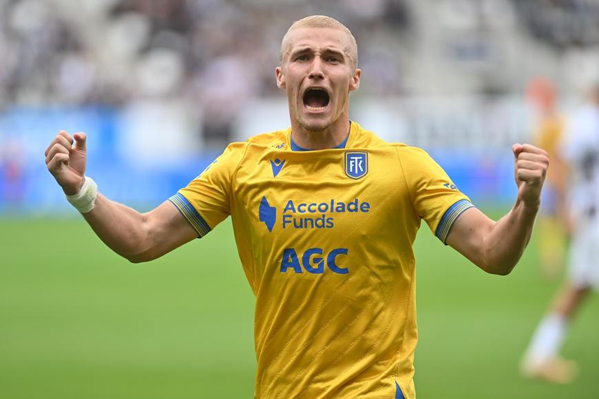 Tepličtí fotbalisté po gólech v závěrech poločasů vyhráli 2:0 v Hradci Králové