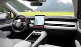 Interiér se chlubí vertikální 13,6palcovou obrazovkou, která využívá nový software na základě Android Automotive. Znamená to třeba navigaci s podklady od Googlu.