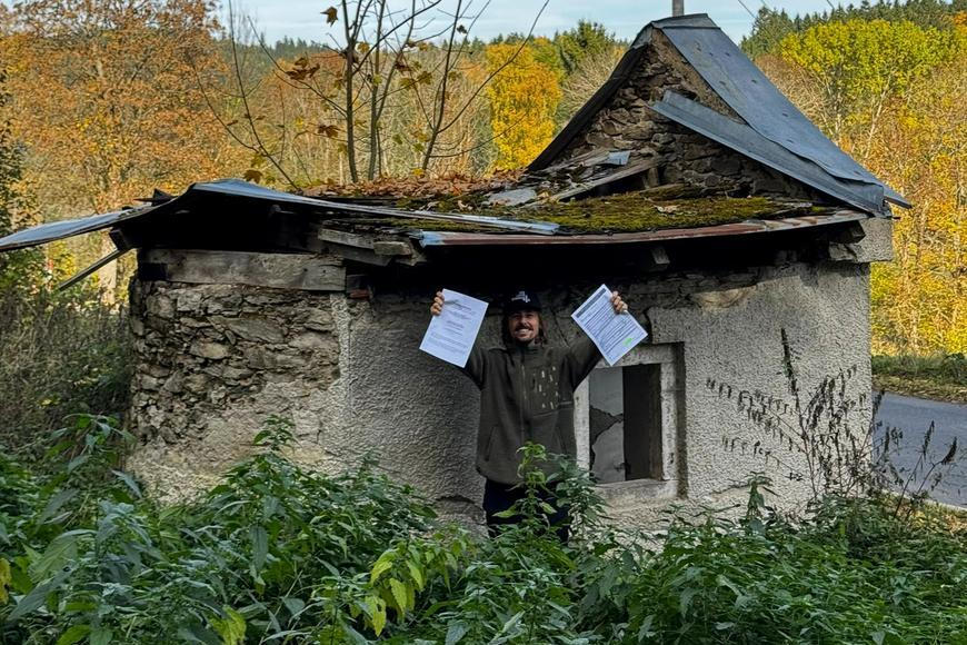 Uvnitř rostly stromy a střecha byla pryč. Dnes má zapomenutá kaple na Šumavě nový život
