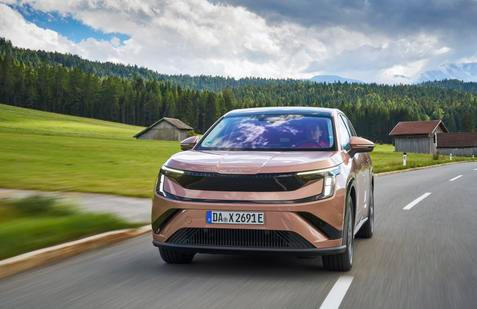 Škoda poprvé pustila novináře za volant sériového elektrického SUV Peaq.