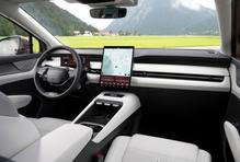 Interiér se chlubí vertikální 13,6palcovou obrazovkou, která využívá nový software na základě Android Automotive. Znamená to třeba navigaci s podklady od Googlu.