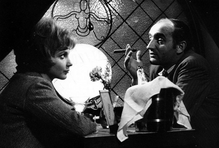 Ještě během studií na DAMU dostala Daniela Kolářová svoji první roli ve filmu. Hynek Bočan ji v roce 1967 obsadil do páralovské adaptace Soukromé vichřice. Na snímku s Josefem Somrem.
