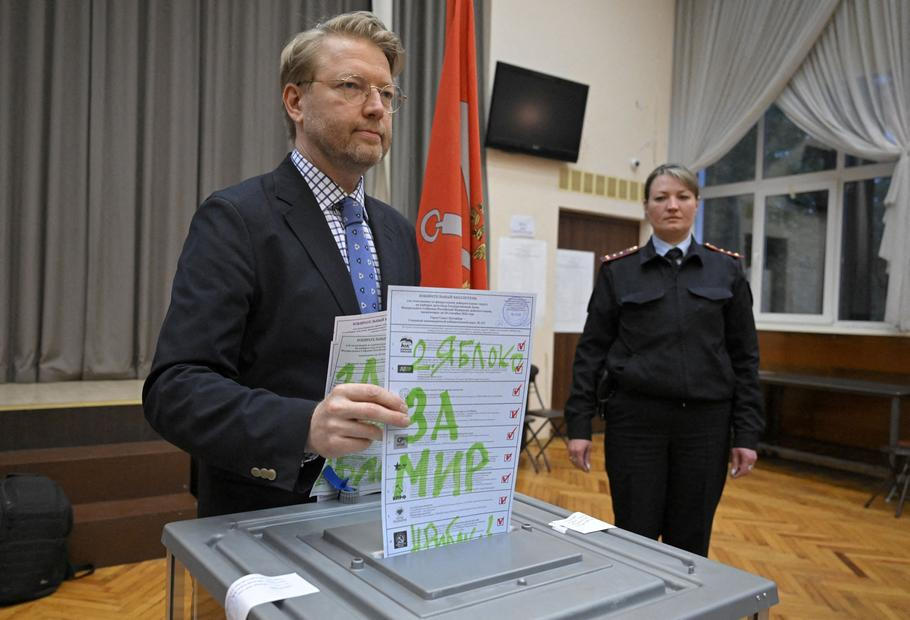 Chairman of Russia's Yabloko party Rybakov votes in parliamentary election in St Petersburg