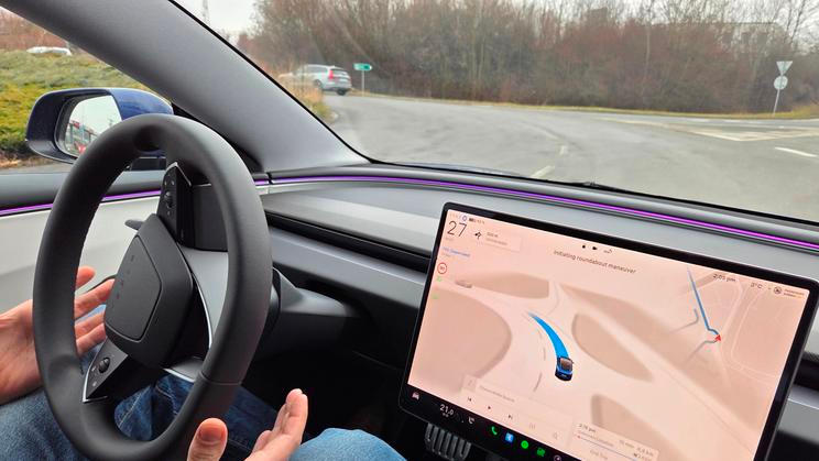 Tesla FSD Supervised při demonstračních jízdách na začátku letošního roku.