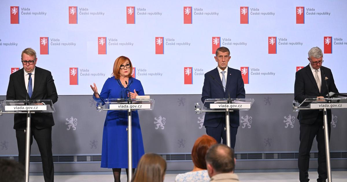 Vláda schválila rozpočet se schodkem 386 miliard korun. Počítala s vyšším deficitem