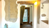 Dům dnes spojuje rodinné bydlení, apartmán pro hosty a galerii. Z původně neznámé nemovitosti se postupně stal domov i pracovní prostor.