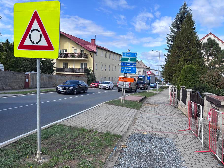 Kozolupy u Plzně trápí doprava. Obec má nový kruhový objezd, nicméně počet projíždějících osobáků a náklaďáků je stále stejný.