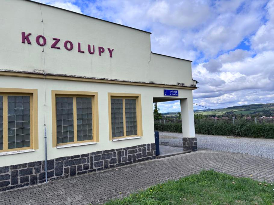 Kozolupy stojí na hlavní železniční trati, rychlíky z Plzně  tu však nezastavují, jen osobáky.
